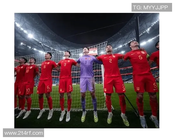 激情四溢的足球决赛揭幕战即将打响球迷期待巅峰对决的精彩瞬间